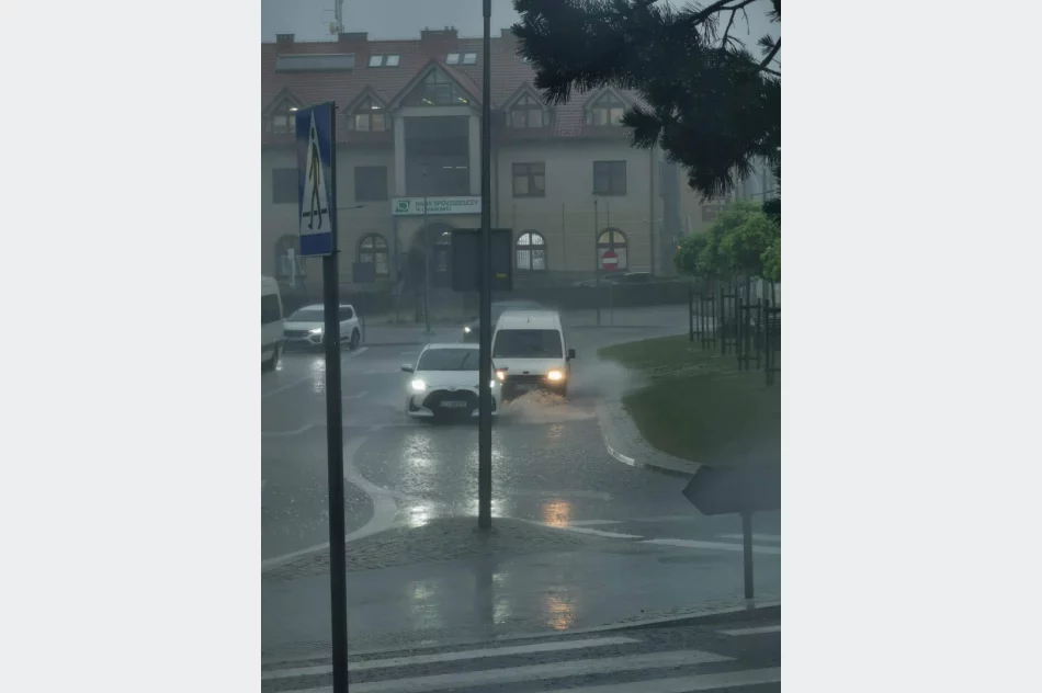 Intensywne opady i... zalany rynek - zdjęcie 4