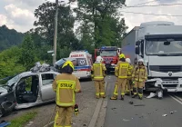 Zderzenie z ciężarówką, kierowcę trzeba było wydobyć z pojazdu - zdjęcie główne