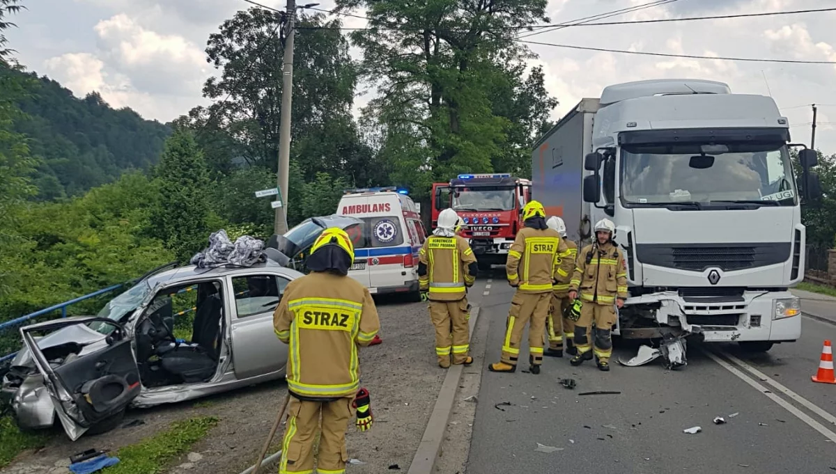 Zderzenie z ciężarówką, kierowcę trzeba było wydobyć z pojazdu