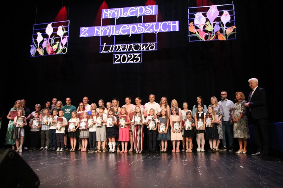 Podczas uroczystej gali nagrodzono najlepszych uczniów szkół miejskich - zdjęcie 2