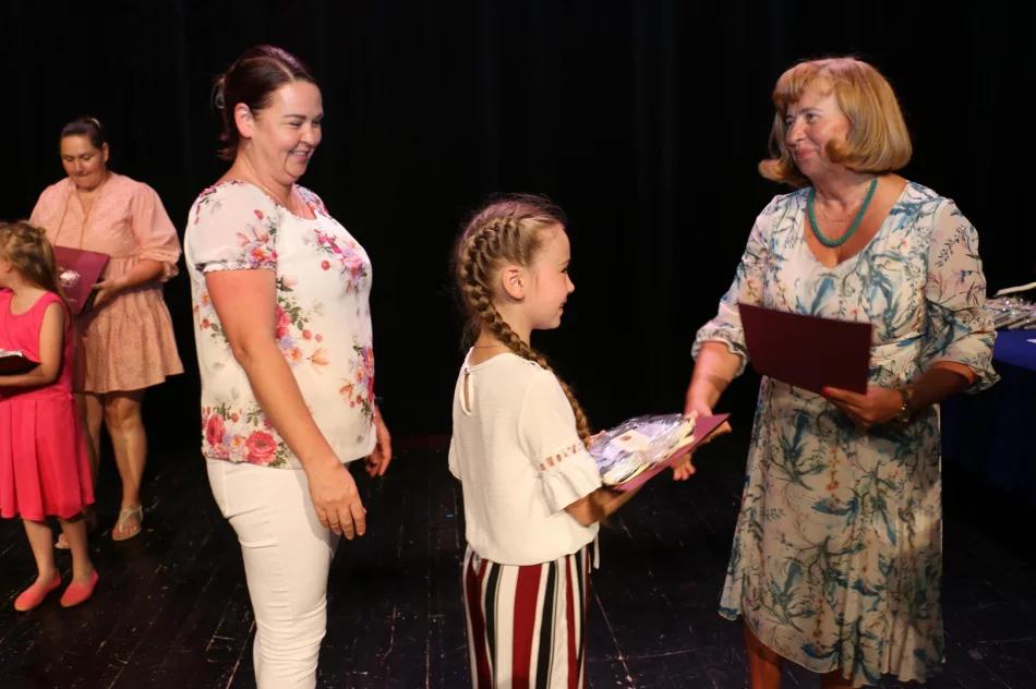 Podczas uroczystej gali nagrodzono najlepszych uczniów szkół miejskich - zdjęcie 4