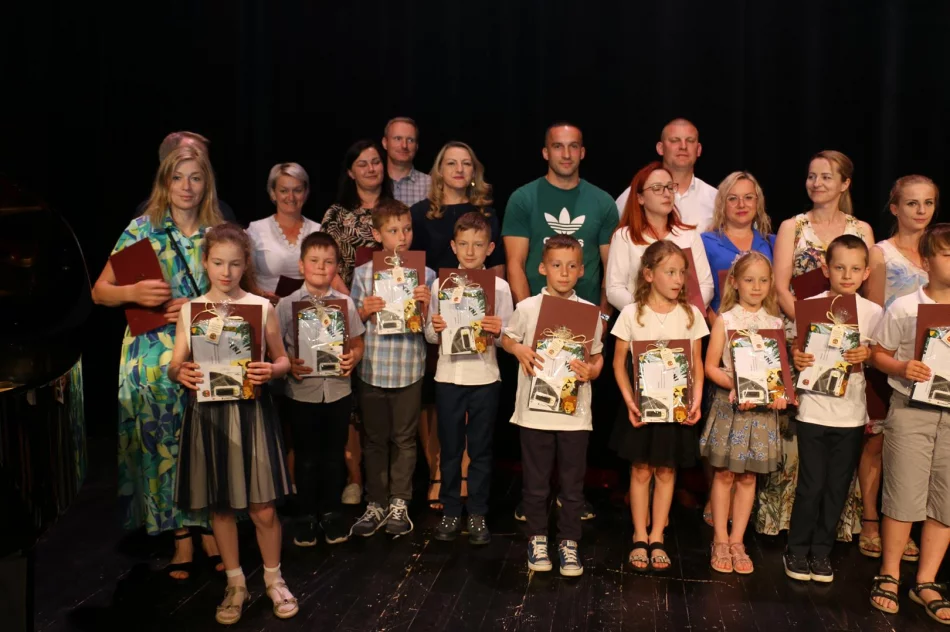 Podczas uroczystej gali nagrodzono najlepszych uczniów szkół miejskich - zdjęcie 6