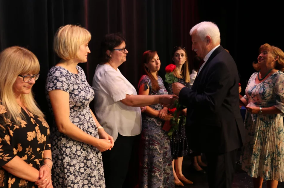 Podczas uroczystej gali nagrodzono najlepszych uczniów szkół miejskich - zdjęcie 11