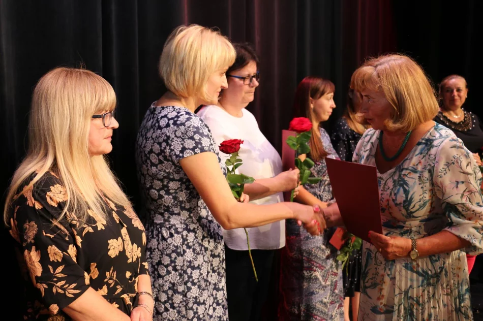Podczas uroczystej gali nagrodzono najlepszych uczniów szkół miejskich - zdjęcie 12