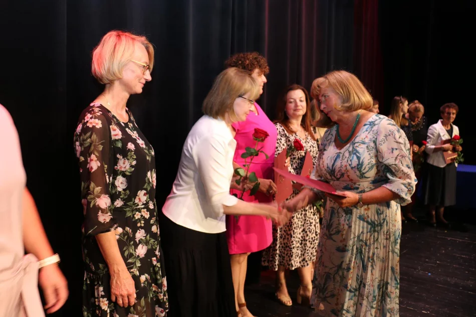 Podczas uroczystej gali nagrodzono najlepszych uczniów szkół miejskich - zdjęcie 13