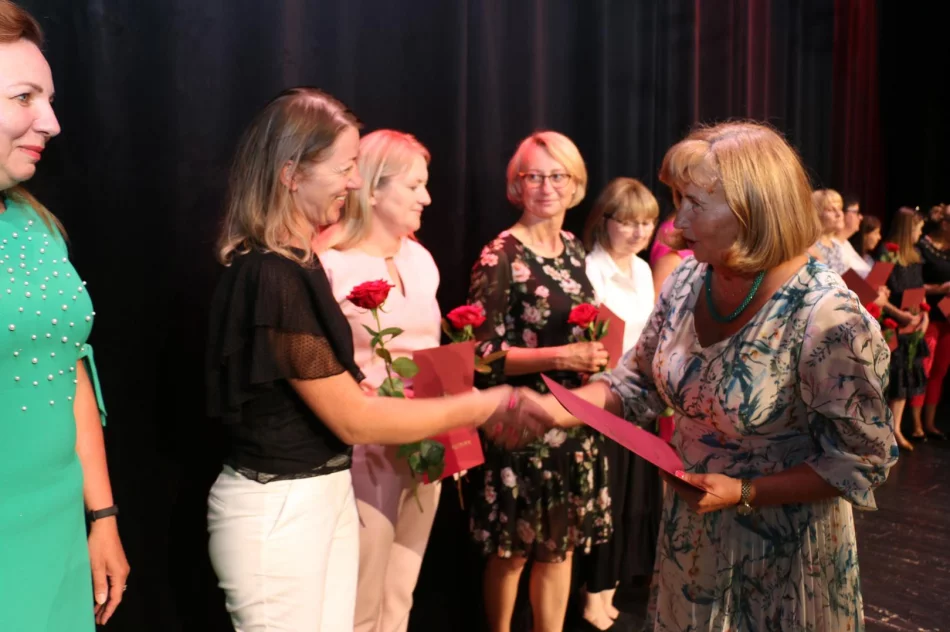 Podczas uroczystej gali nagrodzono najlepszych uczniów szkół miejskich - zdjęcie 15