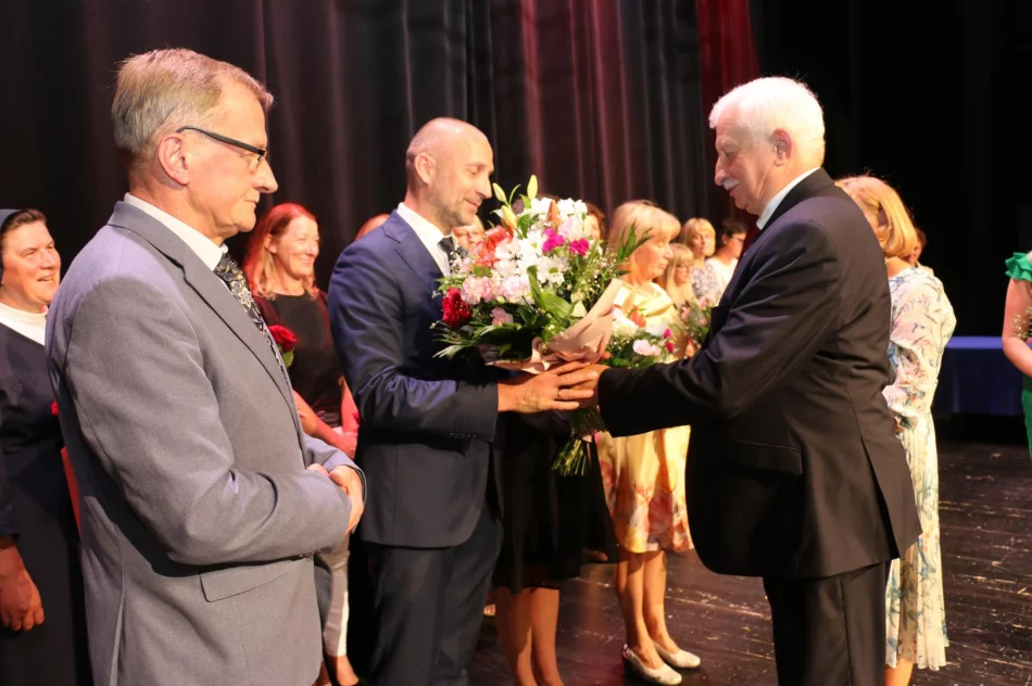 Podczas uroczystej gali nagrodzono najlepszych uczniów szkół miejskich - zdjęcie 17