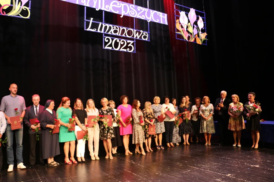 Podczas uroczystej gali nagrodzono najlepszych uczniów szkół miejskich - zdjęcie 18