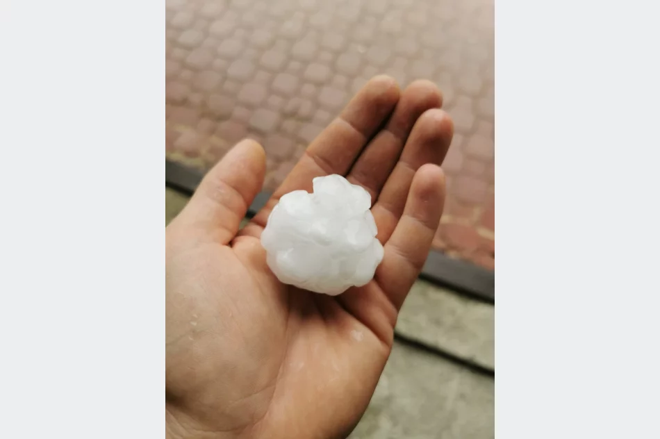 Burze i grad - kule lodu miały średnio ok. 3 cm, lokalnie nawet powyżej 5 cm - zdjęcie 4