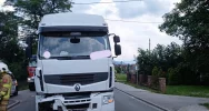 Zderzenie z ciężarówką, kierowcę trzeba było wydobyć z pojazdu - zdjęcie 4