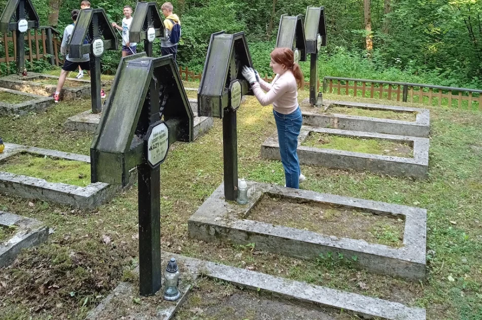 Uporządkowali cmentarz wojenny - zdjęcie 3