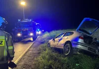 Samochód wypadł z jezdni i wjechał do rowu - zdjęcie główne