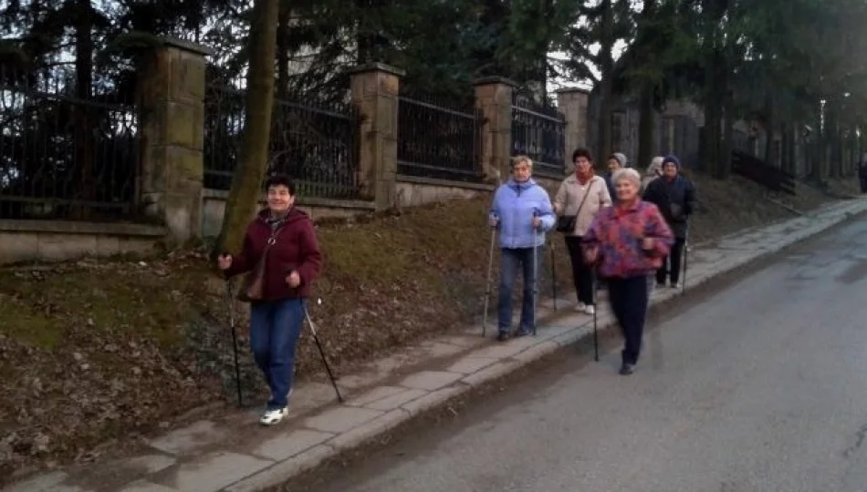 Zajęcia nordic walking dla seniorów w LDK - zdjęcie 1