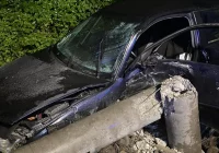 Samochód uderzył w słup. Kierowca uciekł - zdjęcie główne