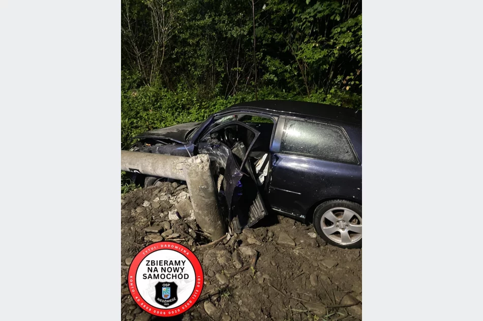 Samochód uderzył w słup. Kierowca uciekł - zdjęcie 2