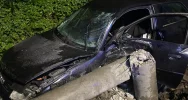 Samochód uderzył w słup. Kierowca uciekł - zdjęcie 3