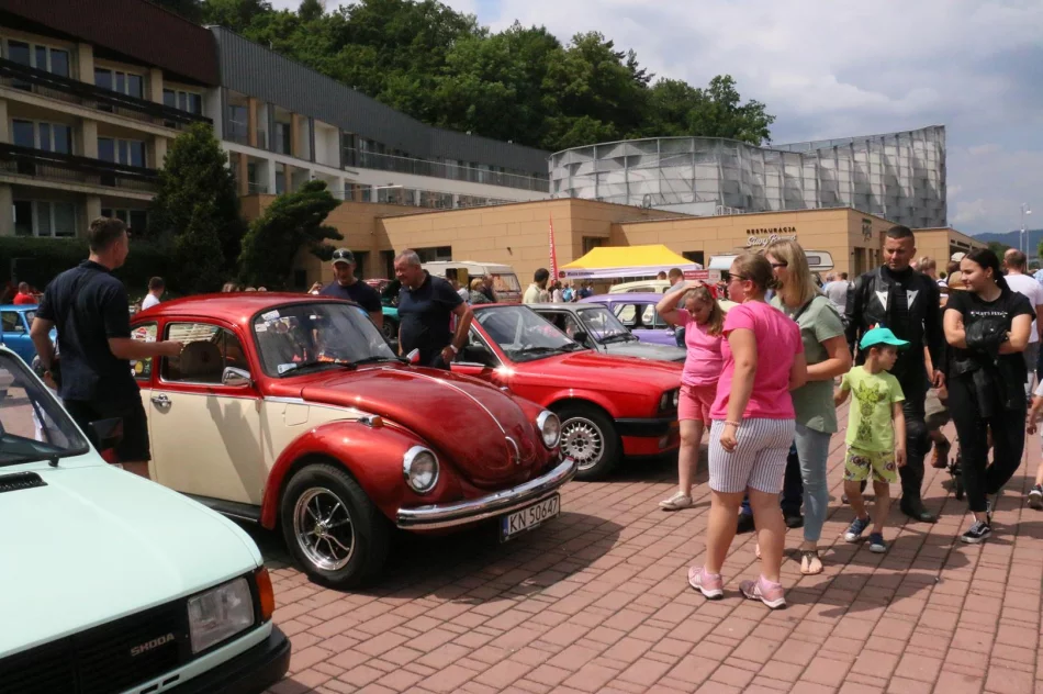 Pojazdy zabytkowe zawitały do Limanowej - zdjęcie 2