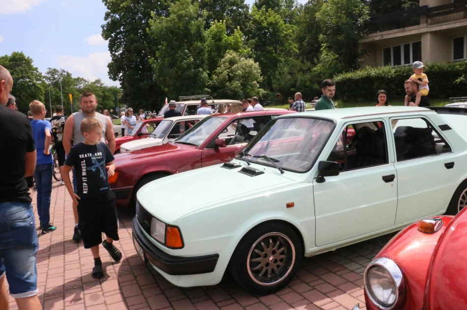 Pojazdy zabytkowe zawitały do Limanowej - zdjęcie 5