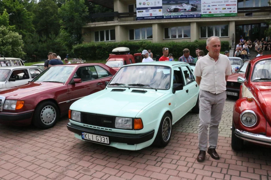 Pojazdy zabytkowe zawitały do Limanowej - zdjęcie 13