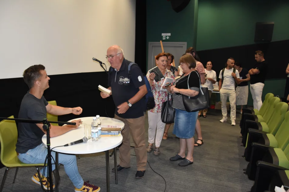 Odbyło się spotkanie autorskie z Jakubem Małeckim - zdjęcie 3