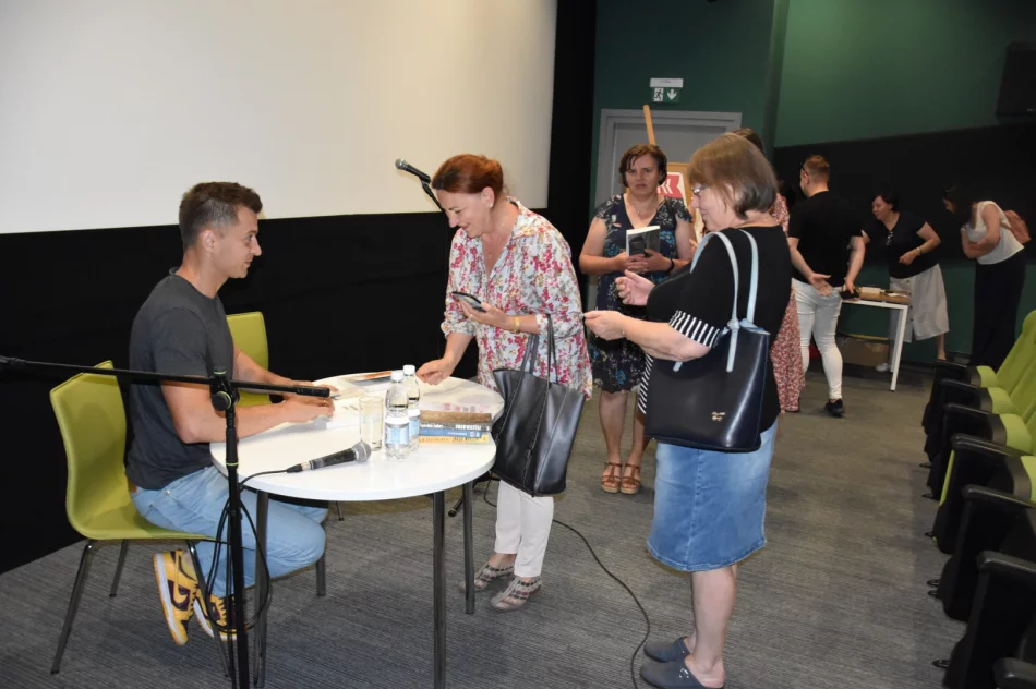 Odbyło się spotkanie autorskie z Jakubem Małeckim - zdjęcie 6