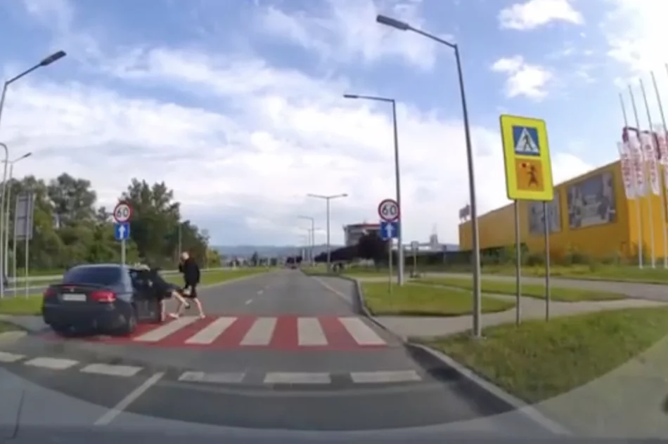 Ku przestrodze - nagranie z potrącenia na pasach trzech osób - zdjęcie 2