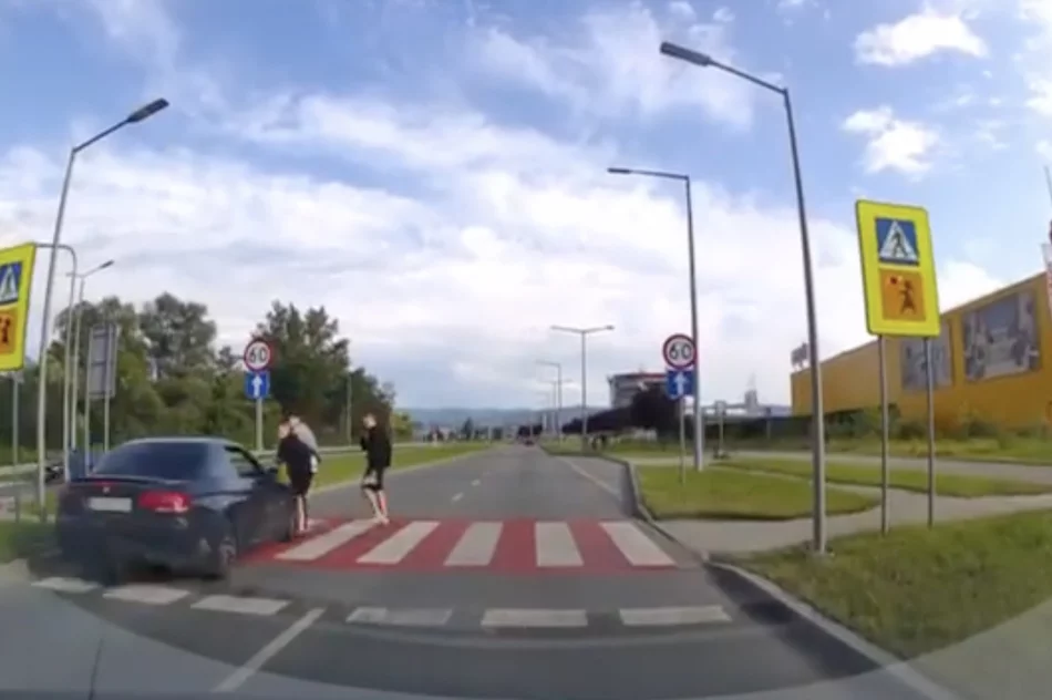 Ku przestrodze - nagranie z potrącenia na pasach trzech osób - zdjęcie 3