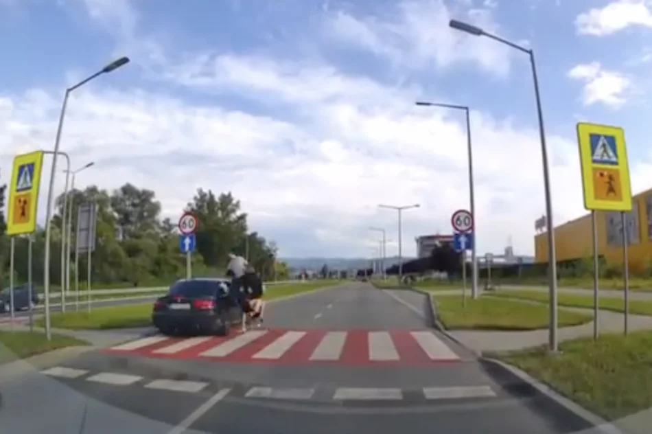 Ku przestrodze - nagranie z potrącenia na pasach trzech osób - zdjęcie 5