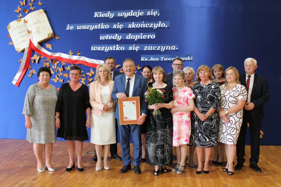 Wieloletni dyrektorzy dwóch placówek oświatowych odeszli na emeryturę - zdjęcie 6