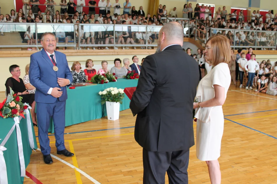 Wieloletni dyrektorzy dwóch placówek oświatowych odeszli na emeryturę - zdjęcie 7