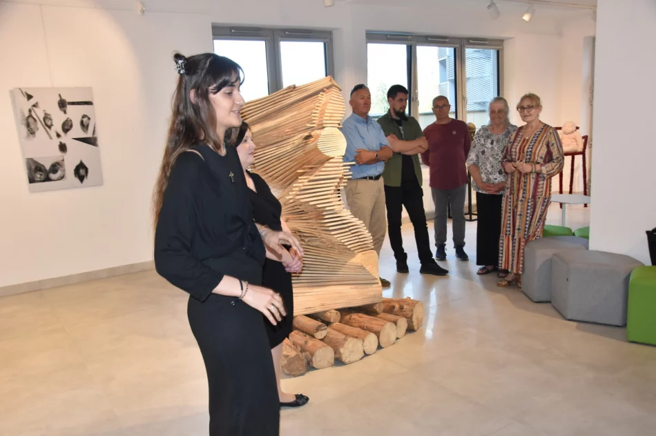 (Nie)przypadkiem… – w Miejskiej Galerii Sztuki odbył się wernisaż wystawy Justyny Kurek - zdjęcie 2