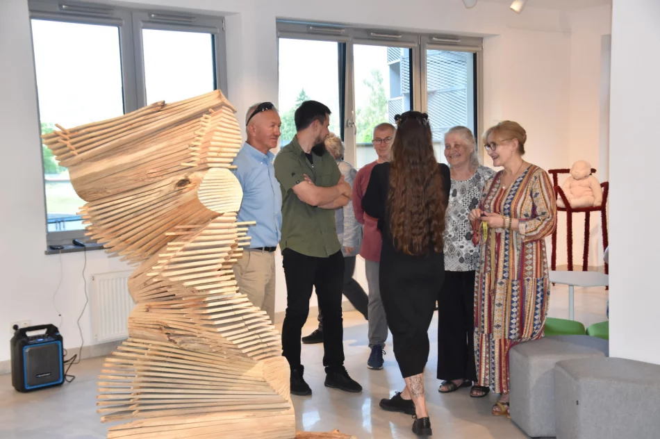 (Nie)przypadkiem… – w Miejskiej Galerii Sztuki odbył się wernisaż wystawy Justyny Kurek - zdjęcie 4