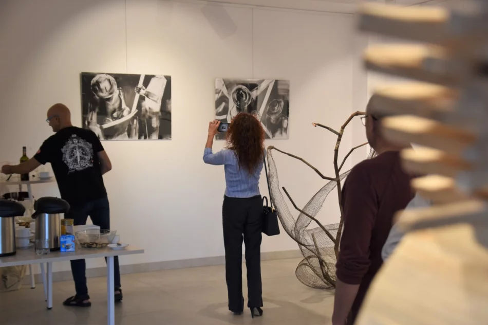 (Nie)przypadkiem… – w Miejskiej Galerii Sztuki odbył się wernisaż wystawy Justyny Kurek - zdjęcie 6