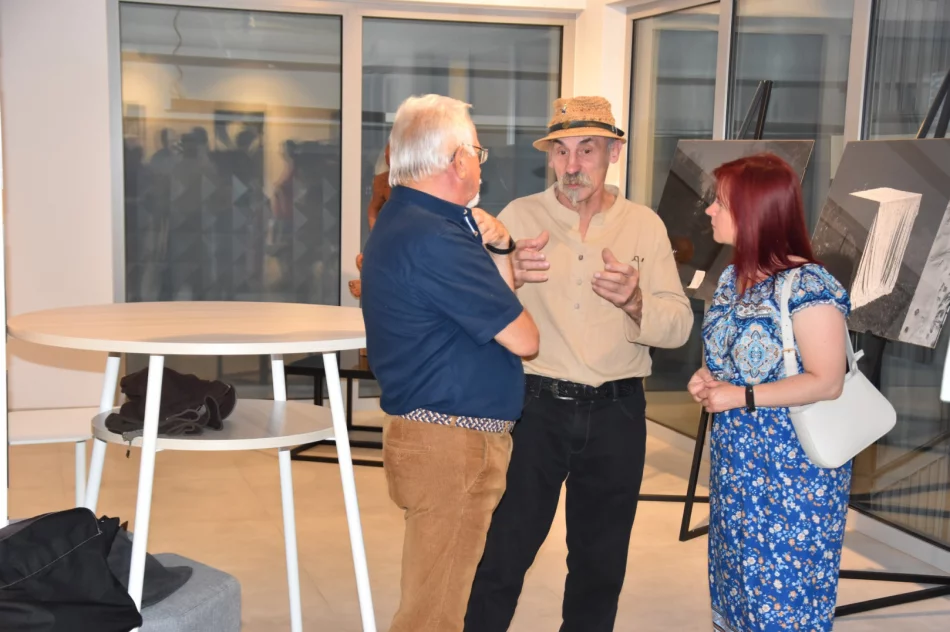 (Nie)przypadkiem… – w Miejskiej Galerii Sztuki odbył się wernisaż wystawy Justyny Kurek - zdjęcie 7