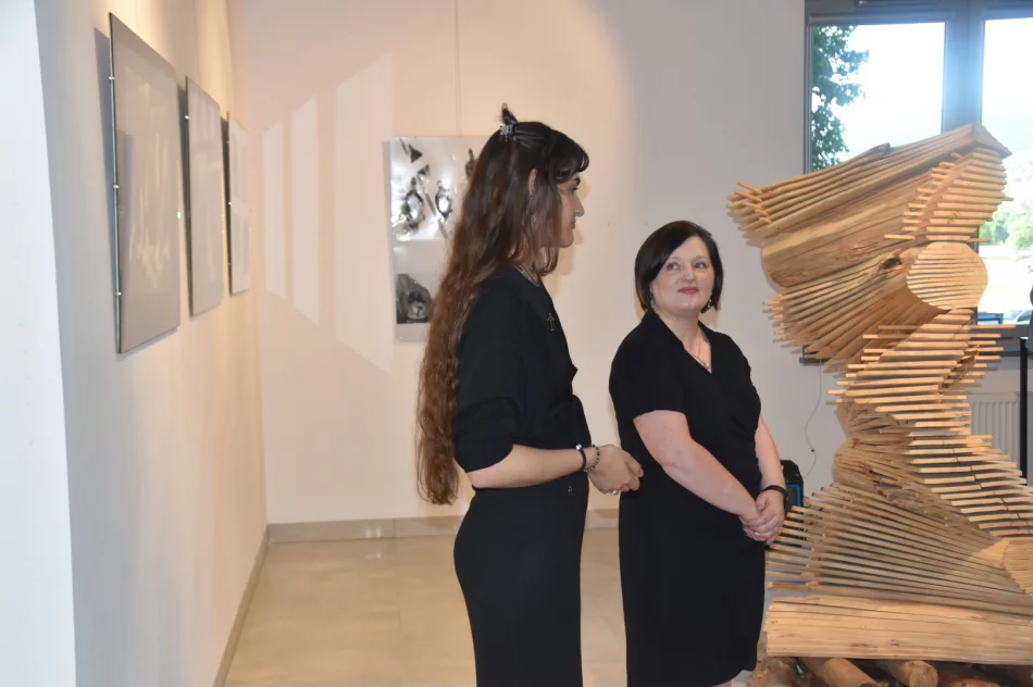 (Nie)przypadkiem… – w Miejskiej Galerii Sztuki odbył się wernisaż wystawy Justyny Kurek - zdjęcie 9