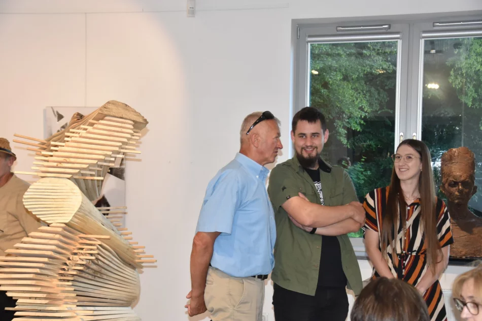 (Nie)przypadkiem… – w Miejskiej Galerii Sztuki odbył się wernisaż wystawy Justyny Kurek - zdjęcie 10