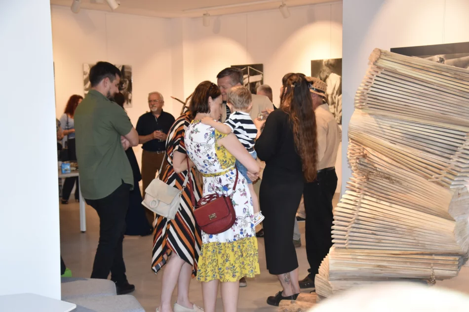 (Nie)przypadkiem… – w Miejskiej Galerii Sztuki odbył się wernisaż wystawy Justyny Kurek - zdjęcie 11