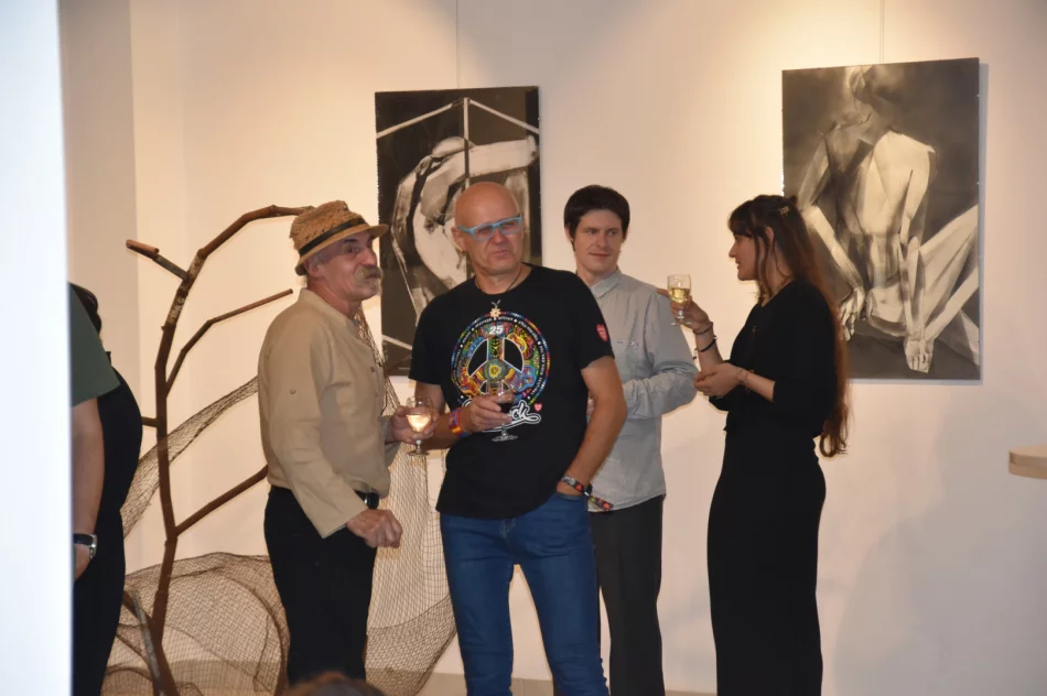 (Nie)przypadkiem… – w Miejskiej Galerii Sztuki odbył się wernisaż wystawy Justyny Kurek - zdjęcie 13