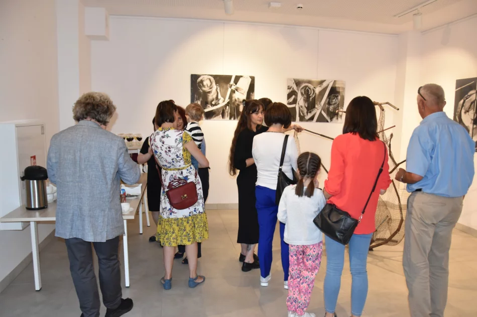 (Nie)przypadkiem… – w Miejskiej Galerii Sztuki odbył się wernisaż wystawy Justyny Kurek - zdjęcie 14