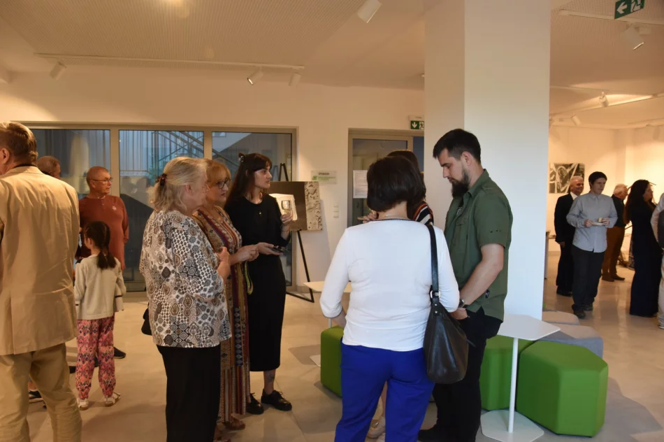 (Nie)przypadkiem… – w Miejskiej Galerii Sztuki odbył się wernisaż wystawy Justyny Kurek - zdjęcie 15