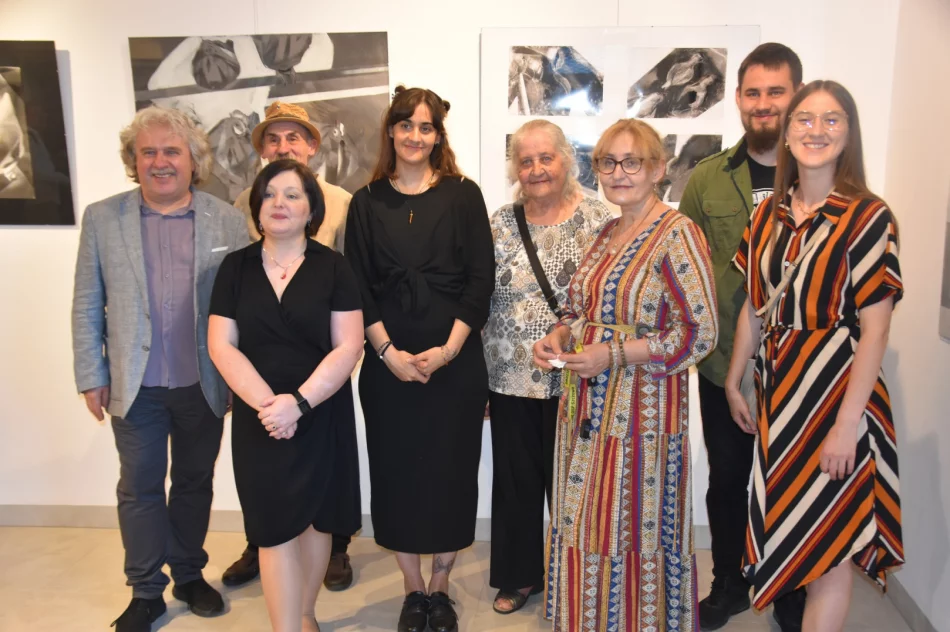 (Nie)przypadkiem… – w Miejskiej Galerii Sztuki odbył się wernisaż wystawy Justyny Kurek - zdjęcie 16