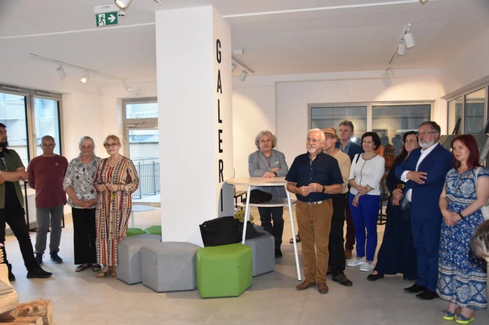 (Nie)przypadkiem… – w Miejskiej Galerii Sztuki odbył się wernisaż wystawy Justyny Kurek - zdjęcie 17