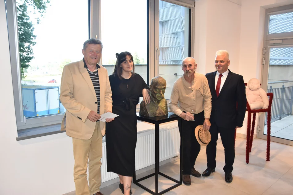 (Nie)przypadkiem… – w Miejskiej Galerii Sztuki odbył się wernisaż wystawy Justyny Kurek - zdjęcie 18