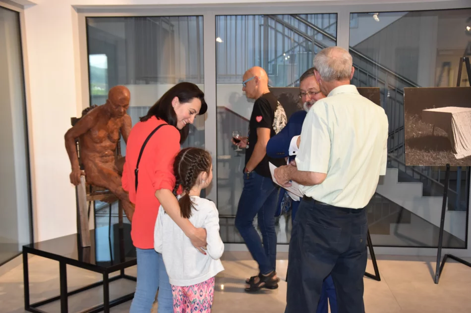 (Nie)przypadkiem… – w Miejskiej Galerii Sztuki odbył się wernisaż wystawy Justyny Kurek - zdjęcie 19