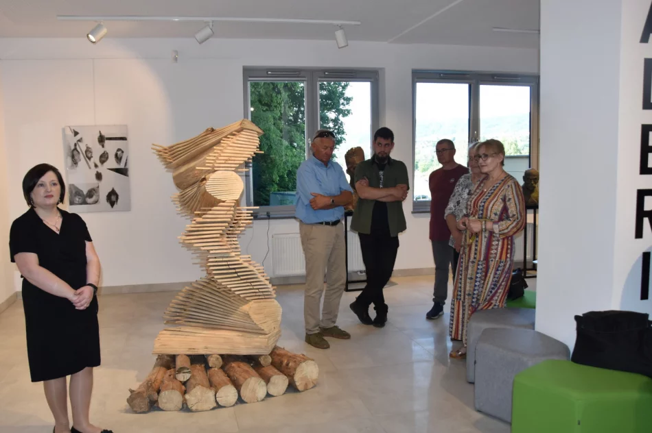 (Nie)przypadkiem… – w Miejskiej Galerii Sztuki odbył się wernisaż wystawy Justyny Kurek - zdjęcie 20