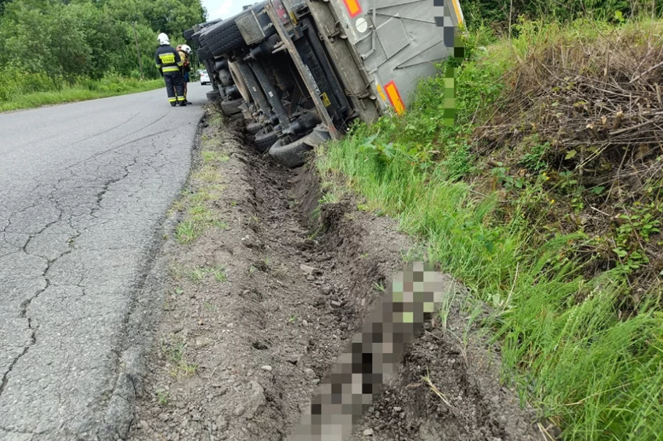 Przewróciła się ciężarówka przewożąca nieczystości - zdjęcie 2