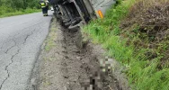 Przewróciła się ciężarówka przewożąca nieczystości - zdjęcie 2