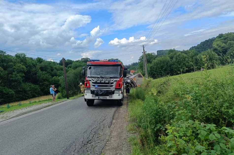 Przewróciła się ciężarówka przewożąca nieczystości - zdjęcie 4