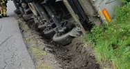 Przewróciła się ciężarówka przewożąca nieczystości - zdjęcie 5