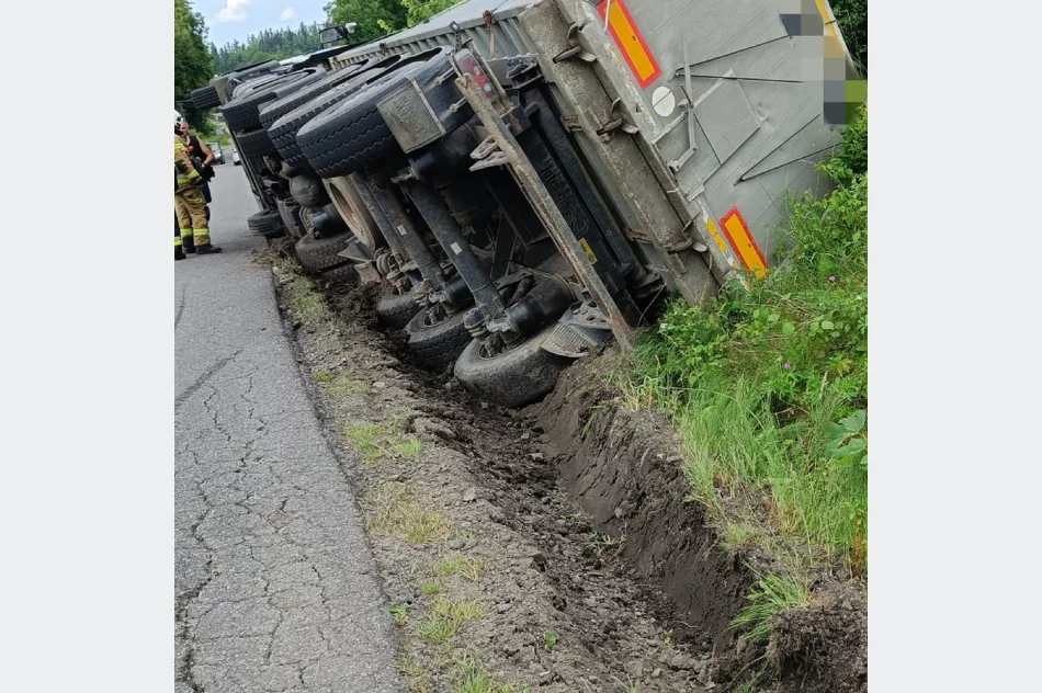 Przewróciła się ciężarówka przewożąca nieczystości - zdjęcie 5